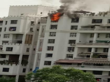 Fireat Kondhva on the 11th floor of the building | इमारतीच्या ११व्या मजल्यावर आग : फ्लॅट जळून खाक 