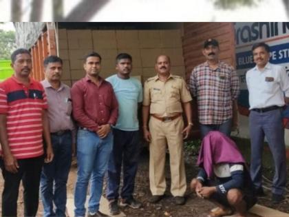 Major operation at Insuli against illegal liquor traffic 70 lakh worth of goods seized | अवैध दारू वाहतूकी विरोधात इन्सुली येथे मोठी कारवाई ; 70 लाखांचा मुद्देमाल जप्त 