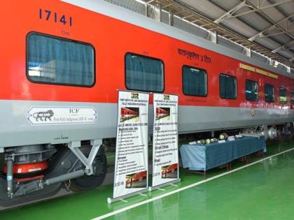 Konkanakya, Mandvi Express is a new shade in the rainy season | कोकणकन्या, मांडवी एक्सप्रेसला पावसाळ्यात नवा साजश्रुंगार