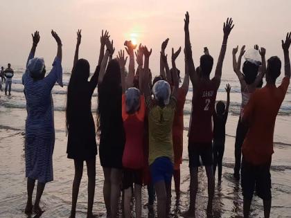 On the first day of the new year tourists enjoy the beach | नववर्षाच्या पहिल्या दिवशीच पर्यटकांनी समुद्रकिनारी लुटला मनमुराद आनंद 