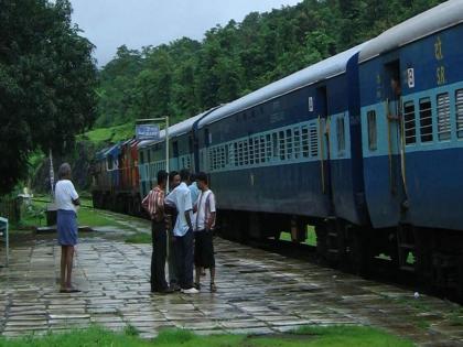 Management without planning! Konkan Railway trains 6 hours late; Plight of Ganesha devotees | नियोजनशून्य कारभार! कोकण रेल्वेच्या गाड्या ६ तास उशिराने; गणेशभक्तांचे हाल