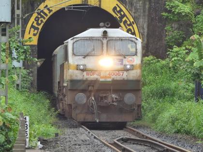 trains delayed on konkan railway due to smoke in tunnel | बोगद्यात पसरलेल्या धुरामुळे कोकण रेल्वेवर गाड्यांचा खाेळंबा; तीन तास बसला फटका