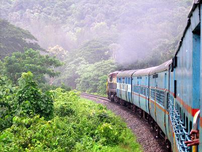 Due to the fall of the train, the death of the youth, the identification of the identity of the person | रेल्वेतून पडल्याने तरुणाचा मृत्यू, ओळख पटवण्याचं काम सुरू