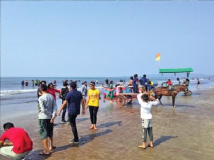 Tourists flock to Konkan due to Diwali holidays | दिवाळीच्या सुट्टीमुळे पर्यटकांची पाऊले कोकणाकडे, समुद्रकिनारी गर्दी