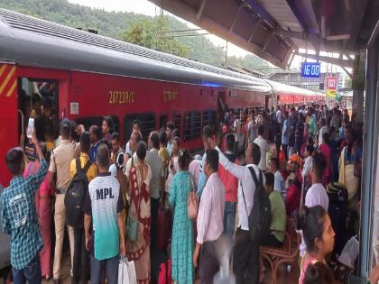 The trains on the Konkan railway line are crowded with servants for their return | परतीसाठी चाकरमान्यांची कोकण रेल्वे मार्गावरील गाड्यांना होतेय गर्दी