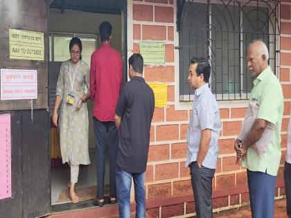 Konkan Graduate Constituency Election: 24.17 percent polling in Kankavali taluka peaceful till 11 am | कोकण पदवीधर मतदारसंघ निवडणूक: कणकवली तालुक्यात सकाळी ११ वाजेपर्यंत शांततेत २४.१७ टक्के मतदान!