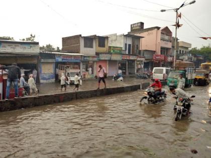 Water entered into 100 houses of Kopargaav | कोपरगावातील शंभर घरांमध्ये घुसले पाणी