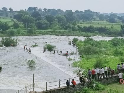 Three youths were trapped in the water flow of Koradi project | कोराडी प्रकल्पाच्या सांडव्यात तीन युवक अडकले