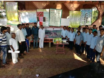 Organizing Agriculture Information Corners organized at Kothali | कोथळी येथे कृषिकन्यांनी केले कृषी माहिती कोपऱ्याचे आयोजन