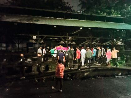 Funeral in dim light with mobile flashlight; Alarming situation at the cemetery in Kothrud | मोबाईल टॉर्च लावून अंधूक प्रकाशात अंत्यसंस्कार; कोथरुडमध्ये स्मशानभूमीतील चिंताजनक परिस्थिती Funeral in dim light with mobile flashlight; Alarming situation at the cemetery in Kothrud | मोबाईल टॉर्च लावून अंधूक प्रकाशात अंत्यसंस्कार; कोथरुडमध्ये स्मशानभूमीतील चिंताजनक परिस्थिती