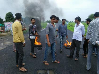 Maratha Kranti Morcha: Protest Kaulkhed Jahangir; Palso-Murtijapur route closed | Maratha Kranti Morcha : कौलखेड जहाँगीर येथे रास्ता-रोको;  पळसो-मूर्तिजापुर मार्ग बंद