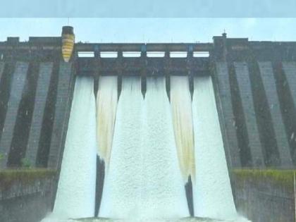 The gates of Koyna Dam were opened by a foot, with abundant water storage in the dam | Satara News: कोयना धरणाचे दरवाजे एक फुटाने उघडले, धरणात मुबलक पाणीसाठा 