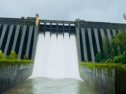 Koyna dam gates opened for the fourth time 15 thousand cusecs of discharge started | Satara: कोयनेचे दरवाजे चौथ्यांदा उघडले; १५ हजार क्यूसेकने विसर्ग सुरु Koyna dam gates opened for the fourth time 15 thousand cusecs of discharge started | Satara: कोयनेचे दरवाजे चौथ्यांदा उघडले; १५ हजार क्यूसेकने विसर्ग सुरु