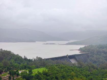 Water at the gate of Koyna Dam If the intensity of the rain increases, the discharge will also start | Satara: 'कोयने'च्या दरवाजाला पाणी; पावसाचा जोर वाढल्यास विसर्ग सुरू होणार Water at the gate of Koyna Dam If the intensity of the rain increases, the discharge will also start | Satara: 'कोयने'च्या दरवाजाला पाणी; पावसाचा जोर वाढल्यास विसर्ग सुरू होणार