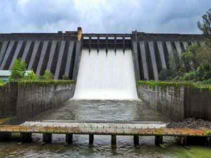 Over 10000 cusecs discharged from Koyna dam while four thousand cusecs discharged from warna dam | कोयनेतून १० हजारांवर तर वारणेतून साडेचार हजार क्युसेक विसर्ग; कृष्णा, वारणा नद्यांची पातळी स्थिर Over 10000 cusecs discharged from Koyna dam while four thousand cusecs discharged from warna dam | कोयनेतून १० हजारांवर तर वारणेतून साडेचार हजार क्युसेक विसर्ग; कृष्णा, वारणा नद्यांची पातळी स्थिर
