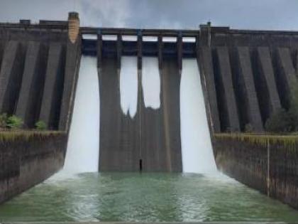 Water released from Koyna dam again | Satara: कोयना धरणातून पुन्हा पाणी सोडले, पावसामुळे आवक वाढली