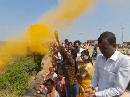 Nature Worship on Kaudaraya by blowing up the Bhandara; Thousands of devotees participate in the 'Jayadri to Sahyadri' journey of the Martand-Janaidevi foot palanquin | भंडाऱ्याची उधळण करीत काउदरयावर ‘निसर्गपूजा’; हजारो भाविकांचा सहभाग, मार्तंड-जानाईदेवी पायी पालखीचा ‘जयाद्री ते सह्याद्री’ प्रवास