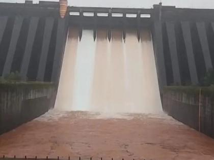 Koyna, Warna dam release of water from continues; Rise in water level of rivers | पावसाचा जोर ओसरला, तरी कोयना, वारणा धरणातून विसर्ग सुरुच; नद्यांच्या पाणीपातळीत वाढ