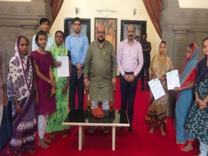 Distribution of checks to heirs of suicide farmers | जळगाव : आत्महत्याग्रस्त शेतकऱ्यांच्या वारसांना धनादेशाचे वाटप