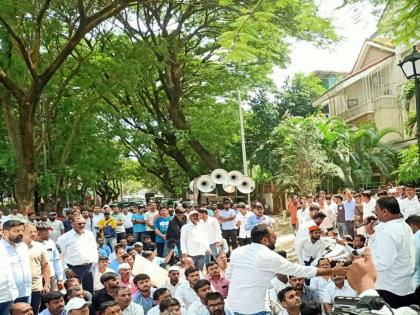 ट्रॅफिक मुक्त चाकण कृती समितीचा आकुर्डी येथील पीएमआरडीए कार्यालयावर महामोर्चा