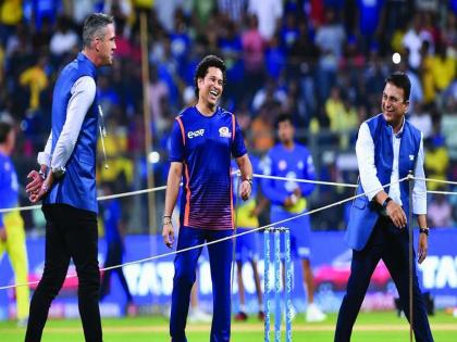 IPL 2019: Kevin Pietersen trolls legend Sunil Gavaskar for standing on a box to look taller than him | IPL 2019 : बॉक्सवर उभे राहिले म्हणून 'लिटल मास्टर' गावस्कर ट्रोल, इंग्लंडच्या खेळाडूचा पराक्रम