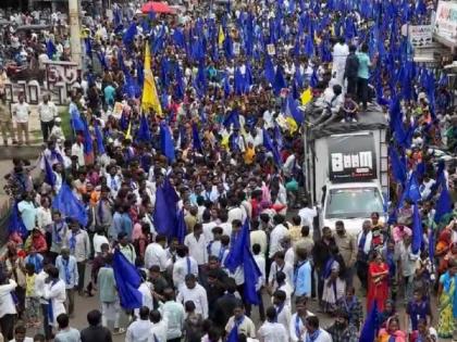 Arrest former MP Imtiaz Jaleel; Demand from Ambedkar followers in Chhatrapati Sambhajinagar | 'इम्तियाज जलीलांना अटक करा'; छत्रपती संभाजीनगरात जनआक्रोश मोर्चातून आंदोलकांची मागणी Arrest former MP Imtiaz Jaleel; Demand from Ambedkar followers in Chhatrapati Sambhajinagar | 'इम्तियाज जलीलांना अटक करा'; छत्रपती संभाजीनगरात जनआक्रोश मोर्चातून आंदोलकांची मागणी