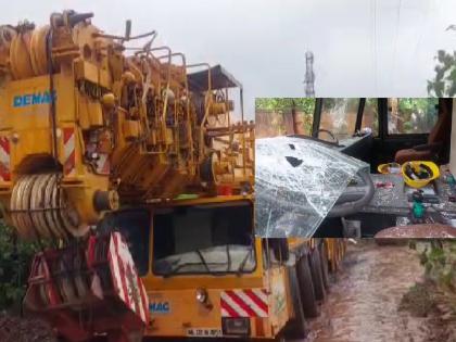 Crane Pokeland was vandalized by unknown assailants after the cable wire of an old jackwell that supplied water to Karad town broke in karad | Satara: पाणीपुरवठा करणाऱ्या जॅकवेलची केबल वायर तुटली, कराडात अज्ञातांनी क्रेन, पोकलँडची तोडफोड केली