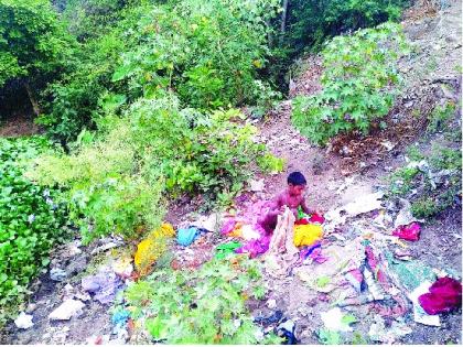 Human trafficking was found in the garbage! Ideal work of youth in Umbraj | कचऱ्यात कपडे शोधताना सापडली माणुसकी! उंब्रजमध्ये युवकांचे आदर्शवत काम