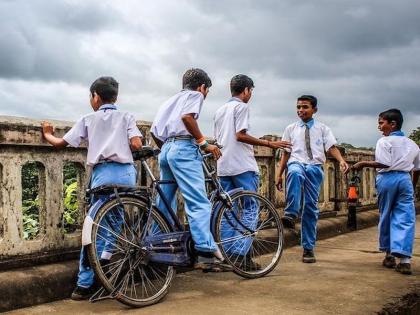 Eventually, the school bell ranged from Kerala, after fifteen years, schools and colleges resumed | अखेर केरळमधील शाळेची घंटा वाजली, पंधरवड्यानंतर शाळा अन् महाविद्यालये पुन्हा सुरू