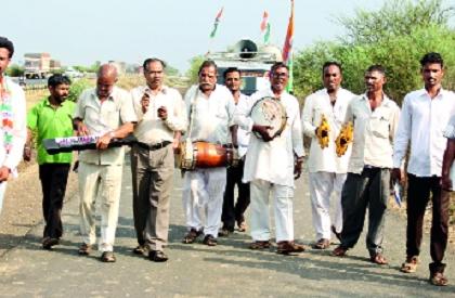 Stirring promotion does not have an environment in the range: Walking with fewer workers | ढवळून काढणारा प्रचारच नाही सीमाभागातील वातावरण : मोजक्या कार्यकर्त्यांसह पदयात्रा