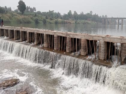 The Irrigation Department removed the old wooden bars of the barrage in Krishna river in Sangli; Water shortage | बरगे मोडले, नियोजन कोलमडले...कृष्णेच्या पात्रातील सारे पाणी पळाले; सांगलीत पाणीटंचाई कायम