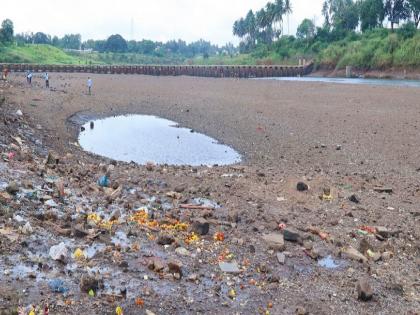 Krishna river bed dry in Sangli, discharge concern; Facility of cisterns from Municipal Corporation | सांगलीत कृष्णा नदीचे पात्र पडले कोरडे, महापालिकेला लागली गणेश मुर्ती विसर्जनाची चिंता