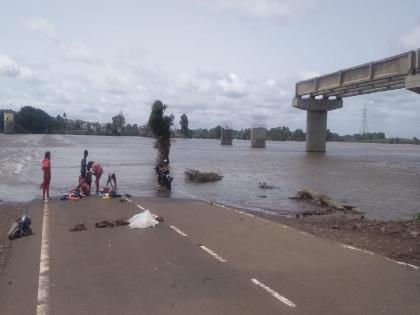 Kudchi bridge connecting Maharashtra Karnataka under water, Ankali or Athani route to Karnataka | महाराष्ट्र-कर्नाटकला जोडणारा कुडची पूल पाण्याखाली, 'या' मार्गे वाहतूक सुरु