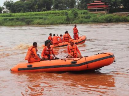 Inspection of Krishna river bed by NDRF in Sangli, increase in water level | सांगलीत एनडीआरएफकडून कृष्णा नदी पात्राची पाहणी, पाणी पातळीत वाढ 