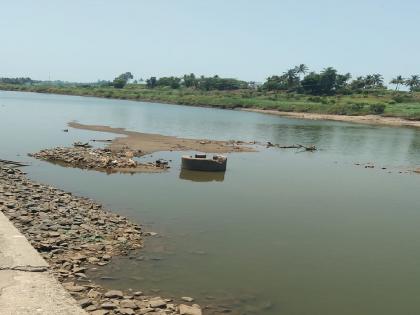 Water level in Krishna river dropped, Irrigation schemes stalled | कृष्णा नदीतील पाणी पातळीत घट; सिंचन योजना ठप्प, पिकांचे मोठे नुकसान  