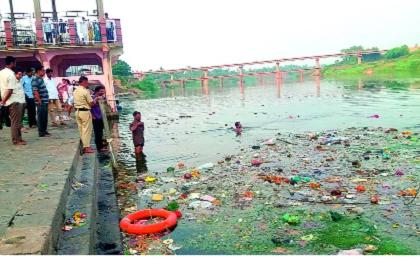 Question about water pollution in Nrisinhwadi, severe pollution caused by Panchaganga | नृसिंहवाडीत जलप्रदूषणाचा प्रश्न गंभीर-पंचगंगेमुळे कृष्णाही प्रदूषित