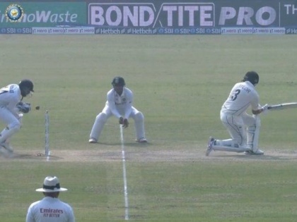 IND vs NZ, 1st Test Live Updates : KS Bharat missed both Stumping and caught behind of Ross Taylor, but Axar Patel take two wickets in 2 overs  | IND vs NZ, 1st Test Live Updates : विराट कोहलीच्या भीडूनं एकाच चेंडूवर कॅच अन् स्टम्पिंग करण्याची संधी सोडली; अक्षर पटेलनं भरपाई केली 