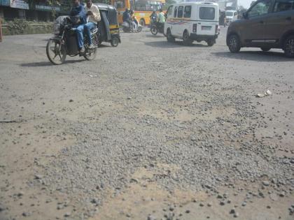 Most of the roads in Kalyan-Dombivli towns are in potholes | कल्याण, डोंबिवलीतील रस्ते डांबराचे की खडी, वाळूचे! पॅचवर्क ठरतेय कुचकामी