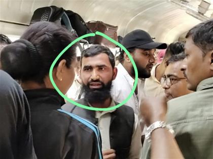 A man was caught taking videos of women in the Sinhagad Express from Pune to Mumbai | महिलांचे व्हिडीओ काढणाऱ्याला हिसका; सिंहगड एक्सप्रेसमध्ये प्रवाशांनी पकडले!