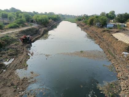 Clear Morna riverbed up to one and a half kilometers; Commissioner inspected | दीड किलोमीटरपर्यंत मोर्णा नदीचे पात्र स्वच्छ; आयुक्तांनी केली पाहणी