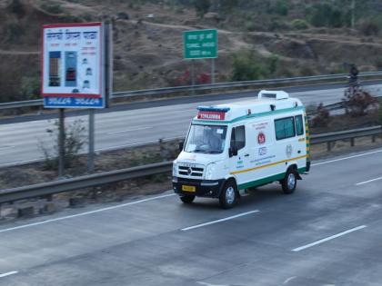 Ambulance crashes into road, kills patient; Car wreck by angry relatives | रुग्णवाहिका रस्त्यात बंद पडून रुग्णाचा मृत्यू; संतप्त नातेवाईकांकडून गाडीची तोडफोड 