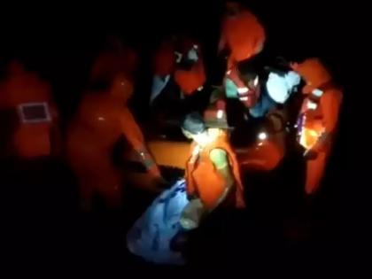 Yaas Cyclone: NDRF Saved Lives Of 10 People Just With Help Of A Torch Light | Yaas Cyclone: चक्रीवादळामुळे नदीत बोट बुडाली; एका टॉर्चच्या मदतीनं NDRF नं १० जणांचे प्राण वाचवले