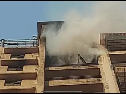 A fire broke out in a flat in a building in Rainak City in Kalyan; Elderly woman injured by burns | कल्याणमधील राैनक सिटीतील इमारतीमधील फ्लॅटला लागली आग; वयाेवृद्ध महिला भाजून जखमी