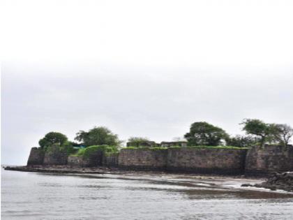 The story of Colaba fort! Beat the waves, still stand for 340 years | कहाणी कुलाबा किल्ल्याची! असंख्य लाटांचा मारा, तरीही ३४० वर्षे ऐटीत उभा 