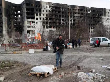 Russia-Ukraine War: I don't want to die, says a 5 year old boy trapped under a pile, Bomb Blast On Mariupol Theatre | Russia-Ukraine War: मला मरायचं नाही, ढिगाऱ्याखाली अडकलेल्या ५ वर्षाच्या मुलाची हार्त हाक, मग...