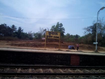 The cattle fired by the train in Kudal on Vasubarsdh day | वसुबारसदिवशीच कुडाळमध्ये रेल्वेने उडविले गुरांना