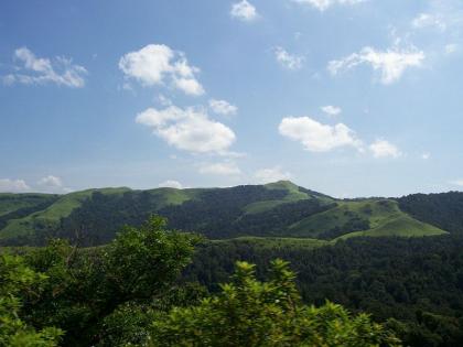 Kudremukh National Park in Karnataka | जंगल सफारीसोबतच ट्रेकिंग आणि स्वीमिंगचा अनुभव घेता येणारं कुद्रेमुख नॅशनल पार्क!