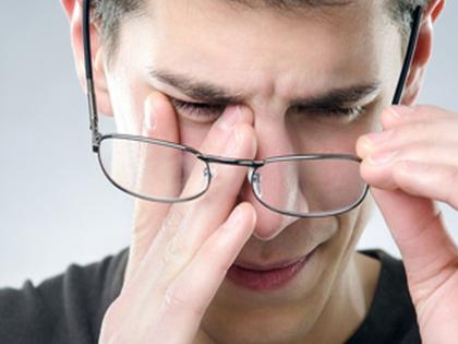 Know how to remove signs of Eyeglasseson face | चष्म्यामुळे चेहऱ्यावर पडलेले डाग असे करा दूर...