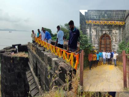 On the occasion of Vijayadashami, Shiv devotees built the Kulaba fort and worshiped the pylon and the cannons on the fort. | विजयादशमीच्या मुहूर्तावर कुलाबा किल्यावर शिवभक्तांनी बांधले तोरण, किल्ल्यावरील तोफांचेही केले पूजन