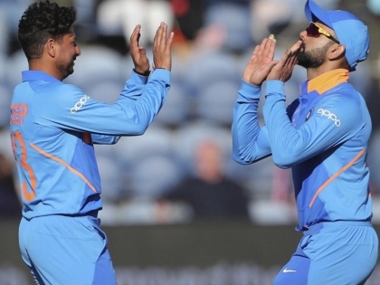 ICC World Cup 2019 : Shikhar Dhawan and Kuldeep Yadav celebrates a wicket in wildest way,Video  | ICC World Cup 2019 : कुलदीप यादव 'गब्बर'ला चावला, Video पाहून धक्का बसेल